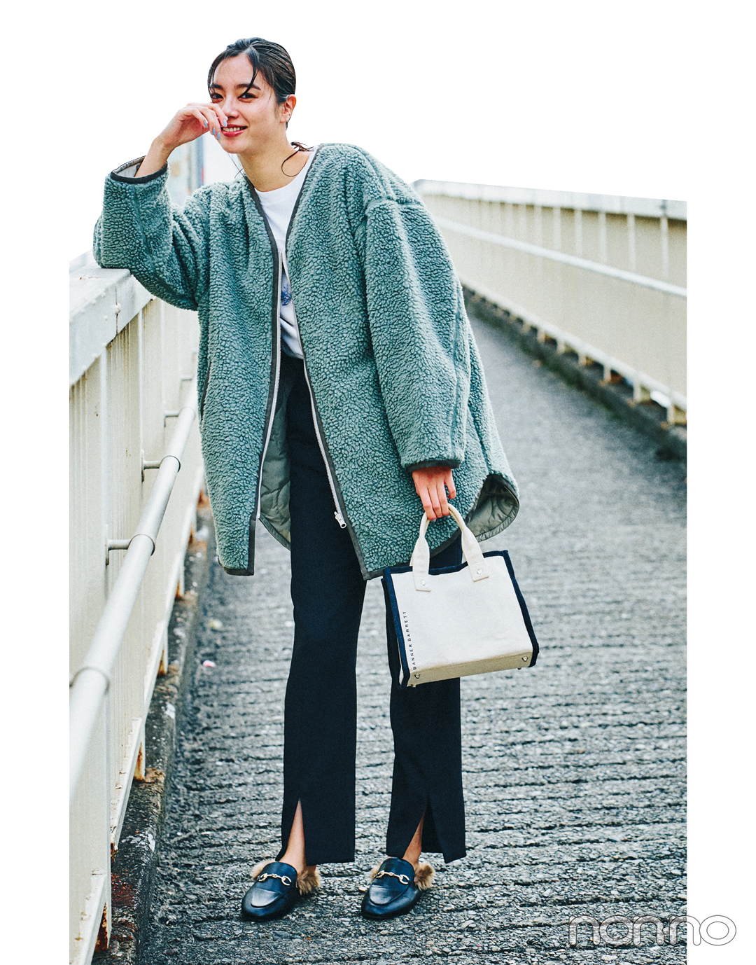 新川優愛の冬私服♡ ボリュームトップスには黒パンツですっきり女っぽシルエット_1_3