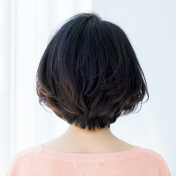 顔だちをふっくら見せ華やかさを演出 短めボブ ひし形 いいことづくめの涼感ボブ 万能ひし形ボブ Web Eclat 50代女性のためのファッション ビューティ ライフスタイル最新情報