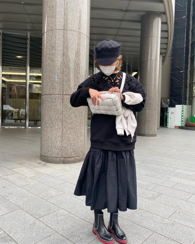 休日のリラックスコーデ 本格的な春を モノトーンで待つ ファッション誌marisol マリソル 40代をもっとキレイに 女っぷり上々