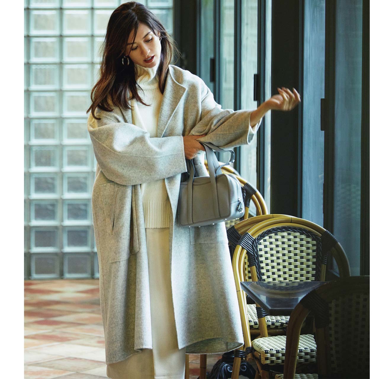 やわらかグレーのコート×ニット×スカートコーデを着たモデルのブレンダ
