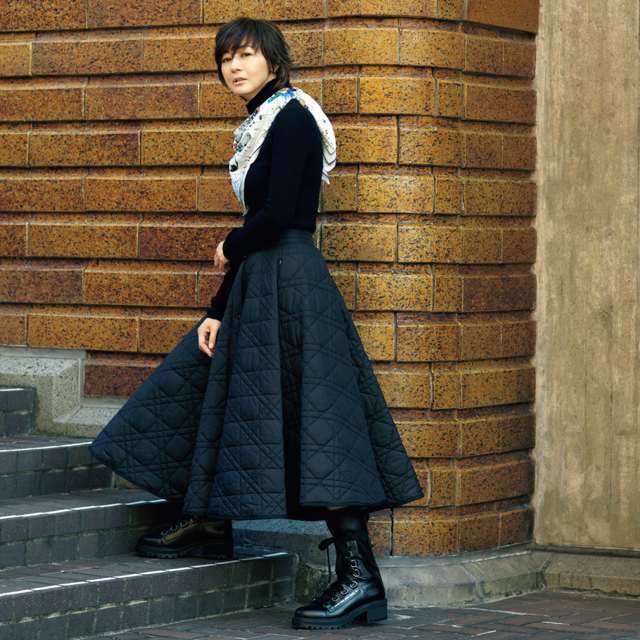 50代の素敵コーデ 大人のスカーフ使い Photo Gallery Web Eclat 50代女性のためのファッション ビューティ ライフスタイル最新情報