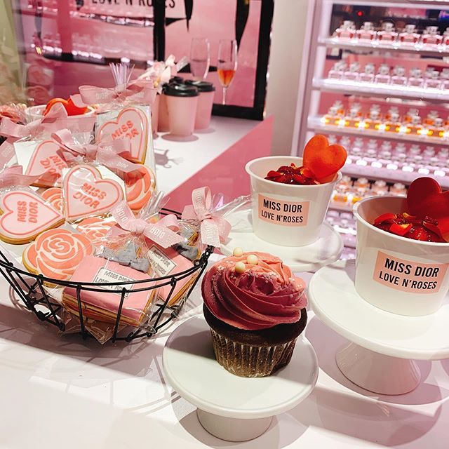 アイスクリームやカップケーキ、ドリンクなど、有料で楽しんで。アイシングクッキー。お土産に良さそう♬
