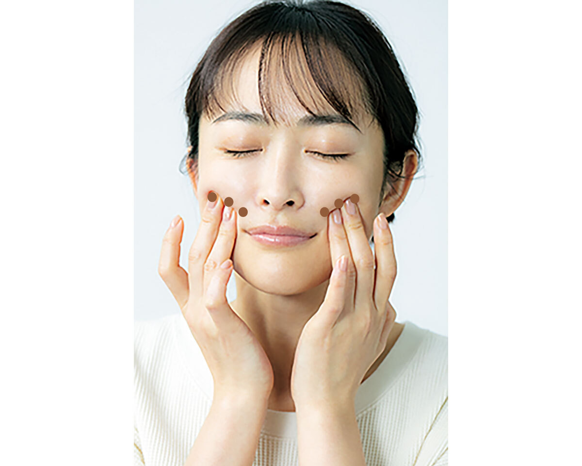 頰骨下を頰骨に沿いながら、中指と薬指で上下に揺らsu