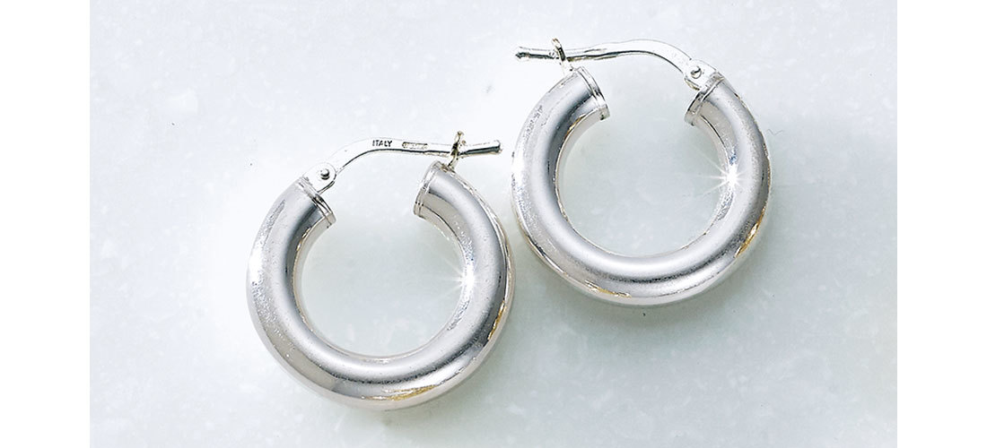ピアス(スターリングシルバー)¥41,800/ボッテガ・ヴェネタ ジャパン(ボッテガ・ヴェネタ)