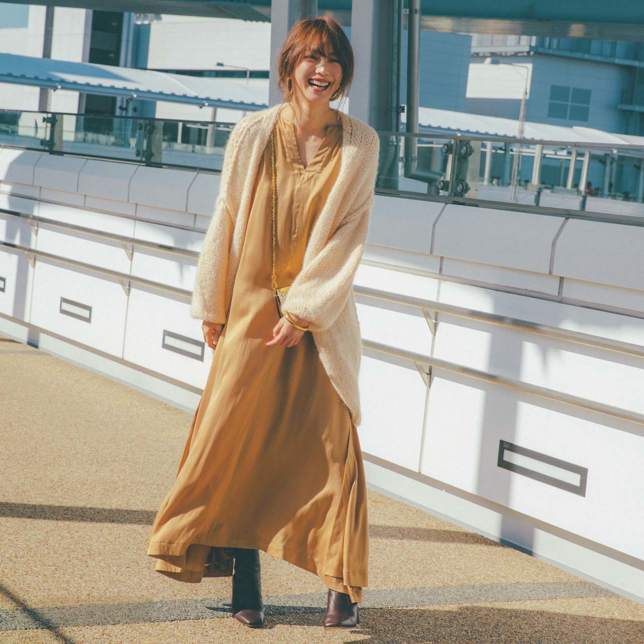 ロングカーディガン×ツヤのあるシルクワンピースコーデを着たモデルの蛯原友里さん