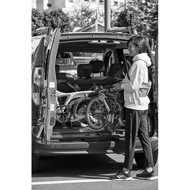 どちらの自転車も折りたためば車に積みやすいサイズ