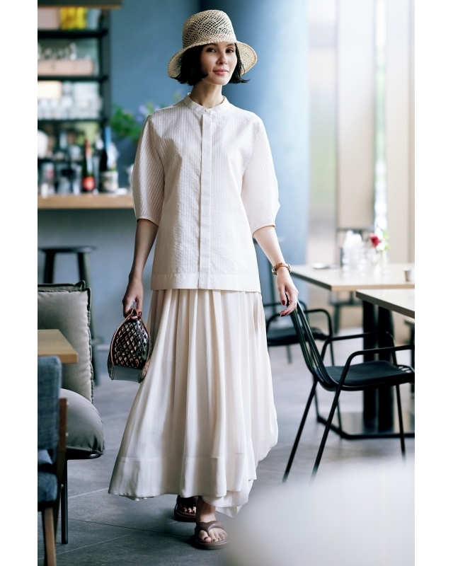 真夏のバケットハットコーデ2選 いつもの服に帽子を合わせるだけで印象が洗練 Web Eclat 50代女性のためのファッション ビューティ ライフスタイル最新情報