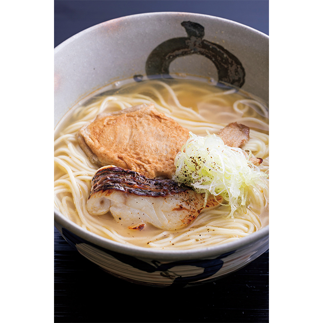 明石の鯛で仕立てた鯛 ラーメン(1人分)¥2,700。