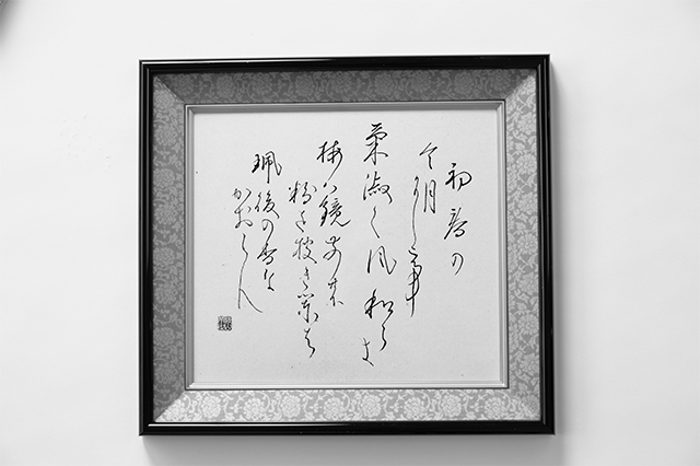 自分の作品の中でお気に入りのものは額装し、リビングに飾っている。