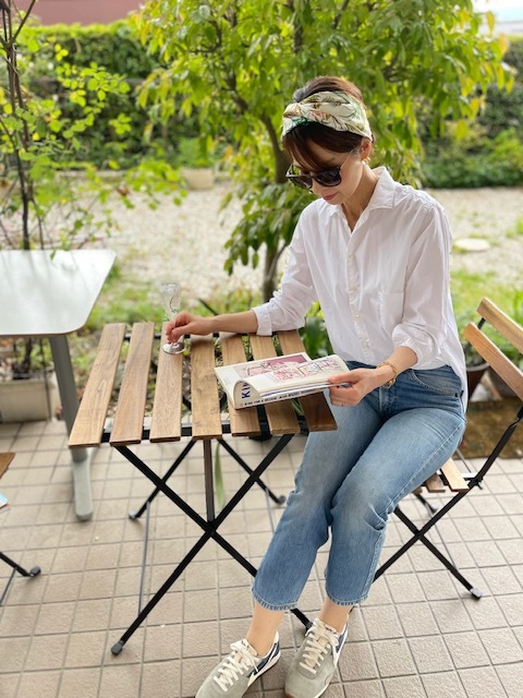 定番の白シャツ デニムコーデ ファッション誌marisol マリソル 40代をもっとキレイに 女っぷり上々