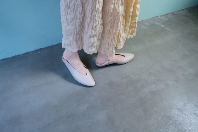 enchanted 【HAPPY PLUS STORE別注】本革ソフトレザーVカットバブーシュ ¥12,980(税込)