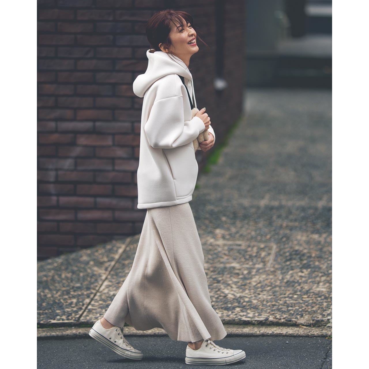 厚手のフーディ×ロングスカートコーデの伊藤真知さん