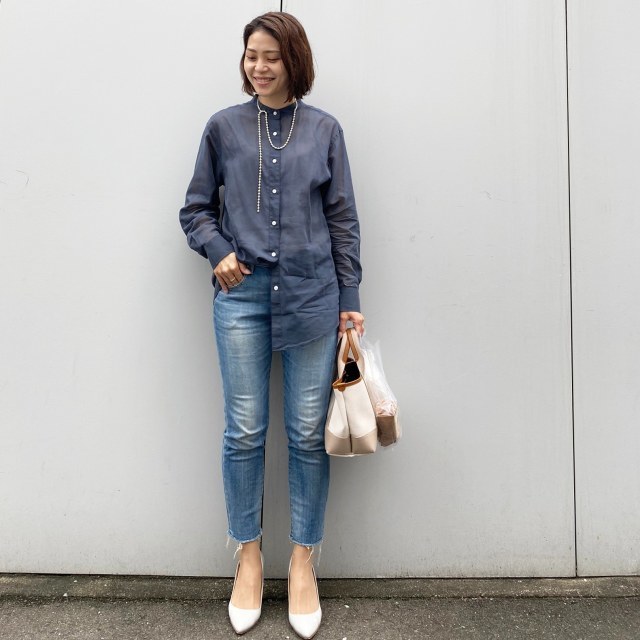 UNIQLOのシアーシャツに、RED CARDのジーンズ