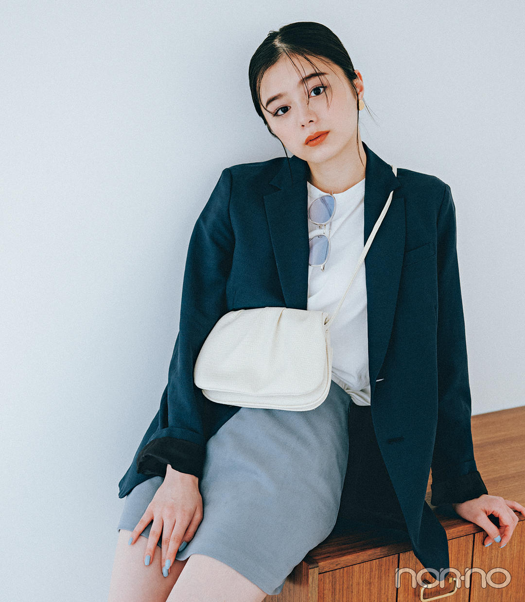 紺野彩夏のハンサムネイビーコーデ2