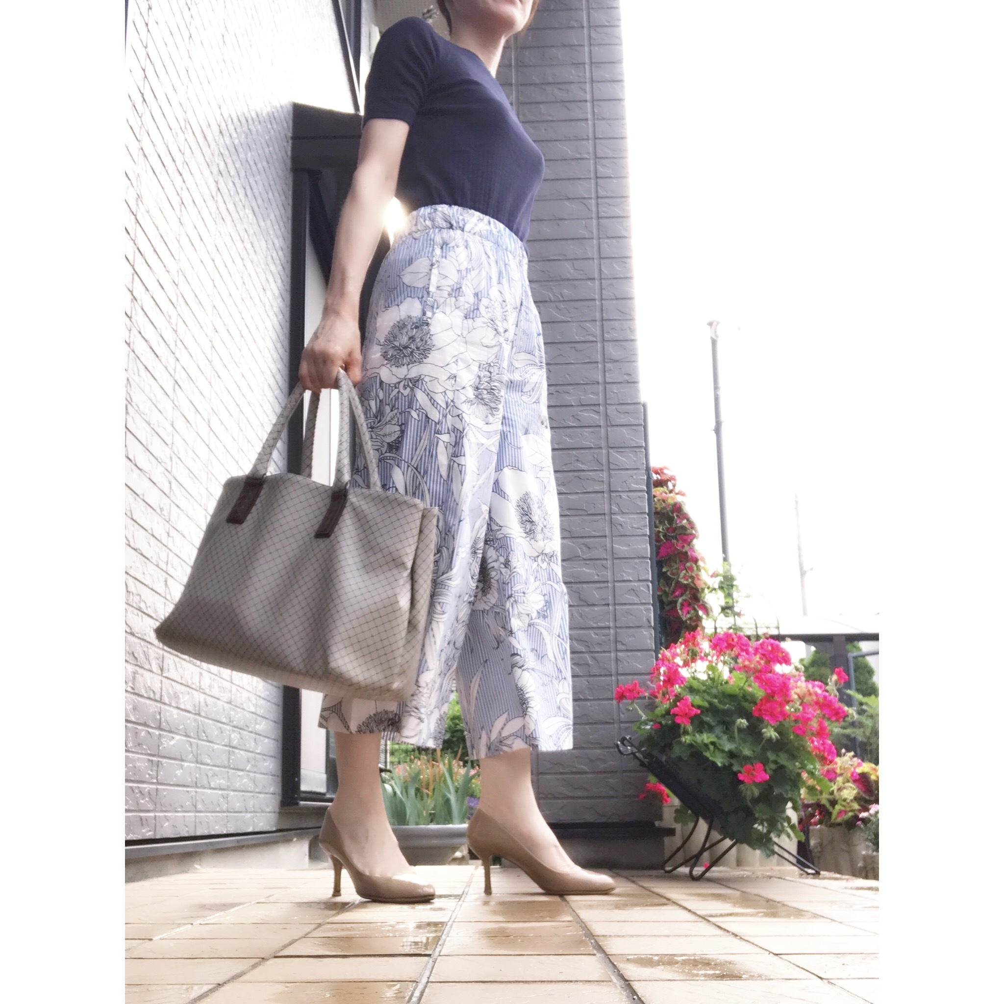 リアル通勤コーデ 月末でバタバタしそうな水曜日は花柄パンツで涼しげに ファッション誌marisol マリソル 40代をもっとキレイに 女っぷり上々