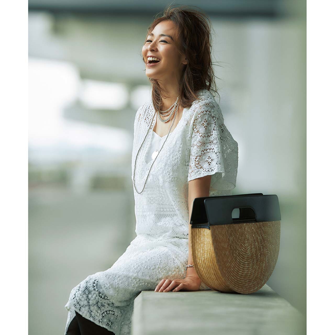 レースのワンピースを着たモデルのSHIOHOさん
