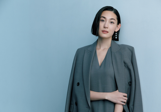 LIZAさんのワンレンボブ 分け目を変えれば、ボリュームアクセも映える