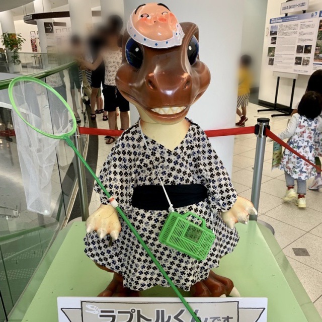 されるがままのラプトルくん。