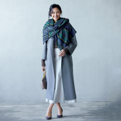 動画あり ダブルフェイスコートには 大判チェックストール を巻きつけて コートが華やぐ ストール 使い Web Eclat 50代女性のためのファッション ビューティ ライフスタイル最新情報