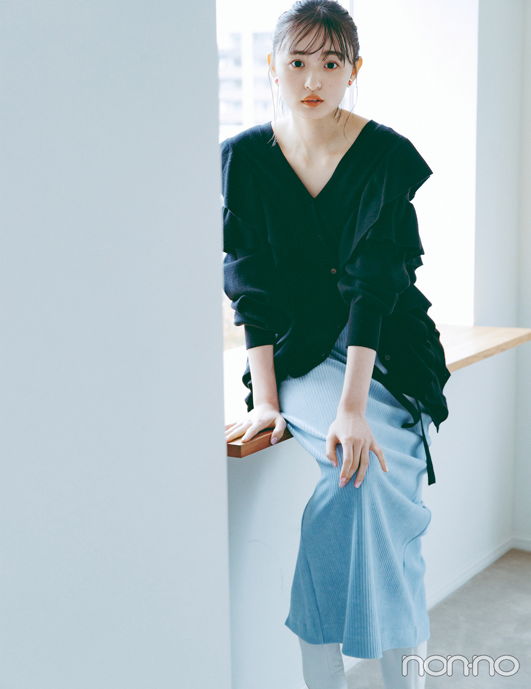 爽やかな甘さのブルースカートはブラックトップスで大人に味付けを 毎日コーデ Non No Web ファッション 美容 モデル情報を毎日お届け