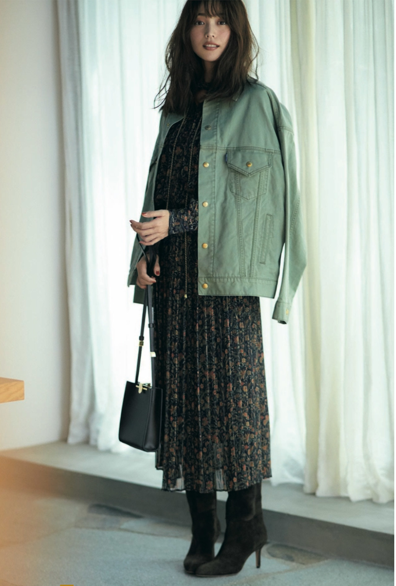 ビッグシルエットのジャケット×シフォンワンピースコーデ