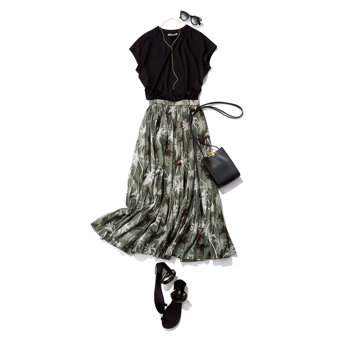 どんなコーデもシックに仕上げる黒の力はやっぱり頼れる 白以外tシャツ ファッション誌marisol マリソル Online 40代をもっとキレイに 女っぷり上々