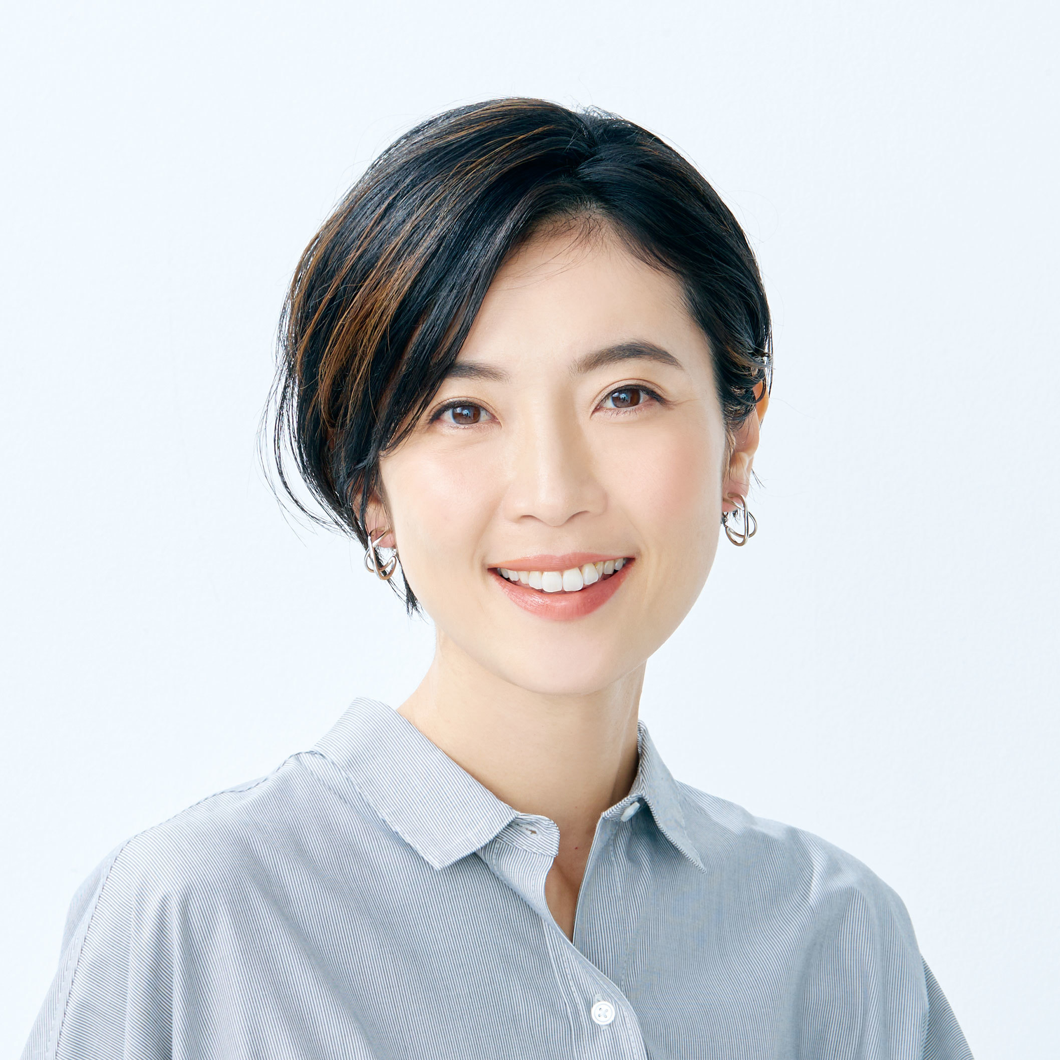 ハンドブローで自然な丸みが生まれる まとまる洗練ショート 40代のショートヘア ファッション誌marisol マリソル 40代をもっとキレイに 女っぷり上々