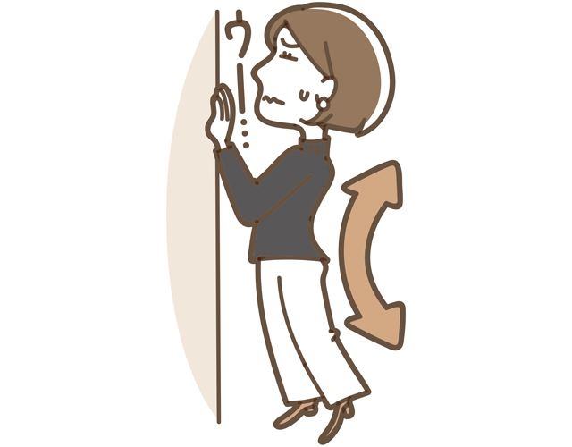 外出先でぎっくり腰になったらまずは心を落ち着けて、壁などに両手をついて少しずつ背中を反らせてみる