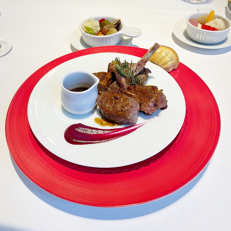 Blanc Rouge ブランルージュ 東京ステーションホテル 仔羊 赤 鮮やか