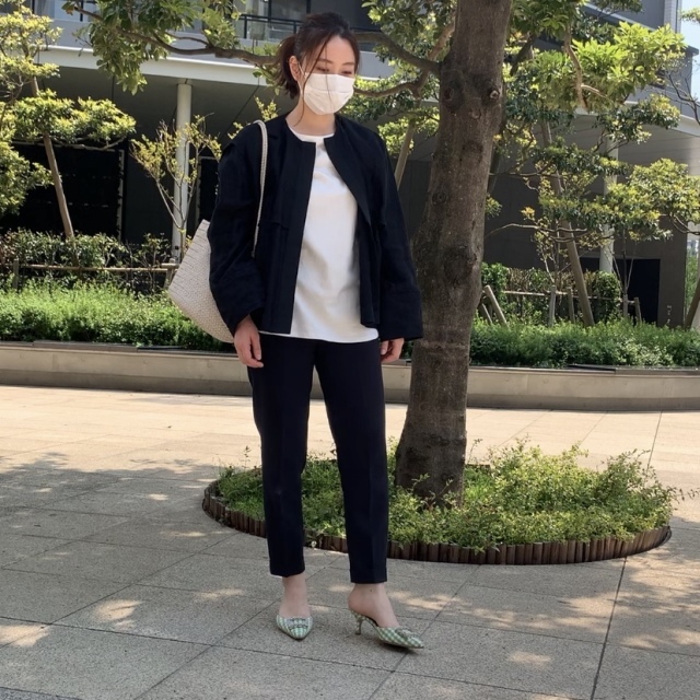 ■黒のノーカラージャケット×黒パンツ×白レザーバッグのモノトーンコーデ