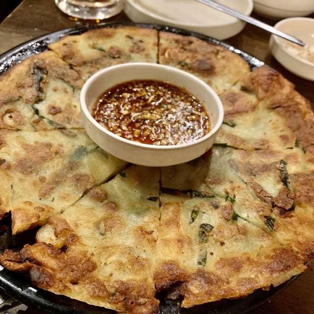 カリカリで美味しい「海鮮チヂミ」。韓国ではチヂミはチヂミ専門店で食べるものなので、本国のセマウル食堂のメニューにはありません。