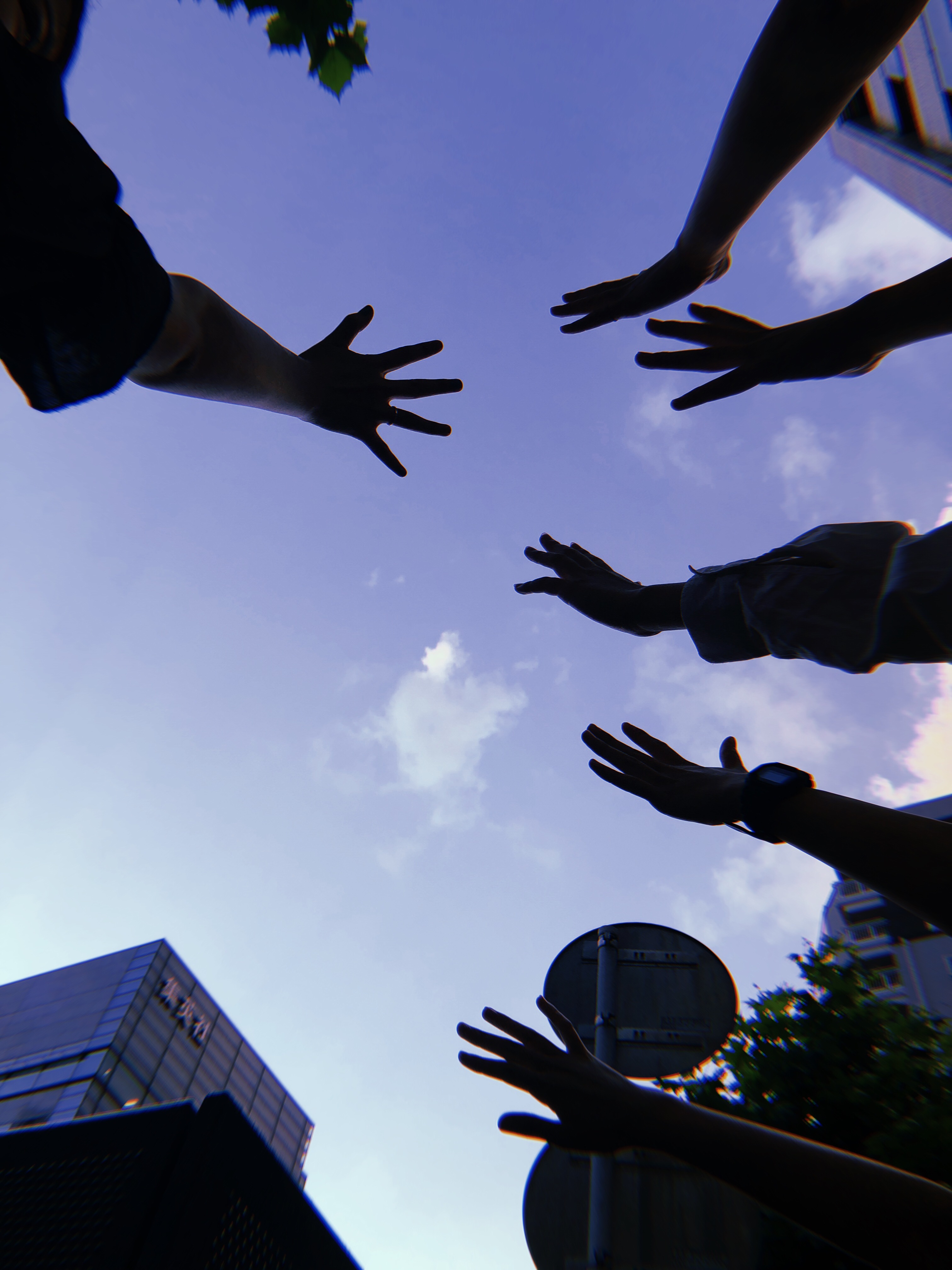 学校が編集部の真横なので友達とのエモ写に写り込んだしまった😂
