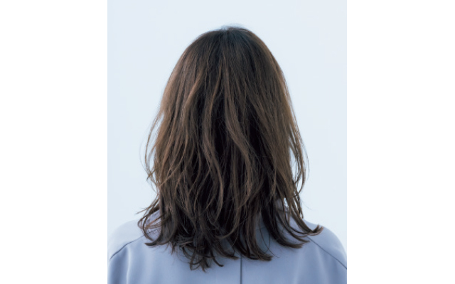 短め前髪のフロントふんわり印象ヘアのバック