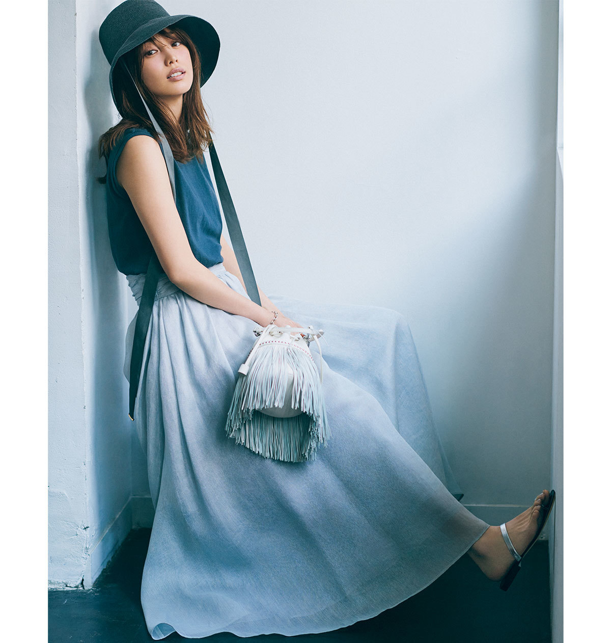 DUSTY BLACK T-Shirt BLUE GRAY Skirt ×ブルーグレーの淡め配色が今着たい大人フェミニンを体現