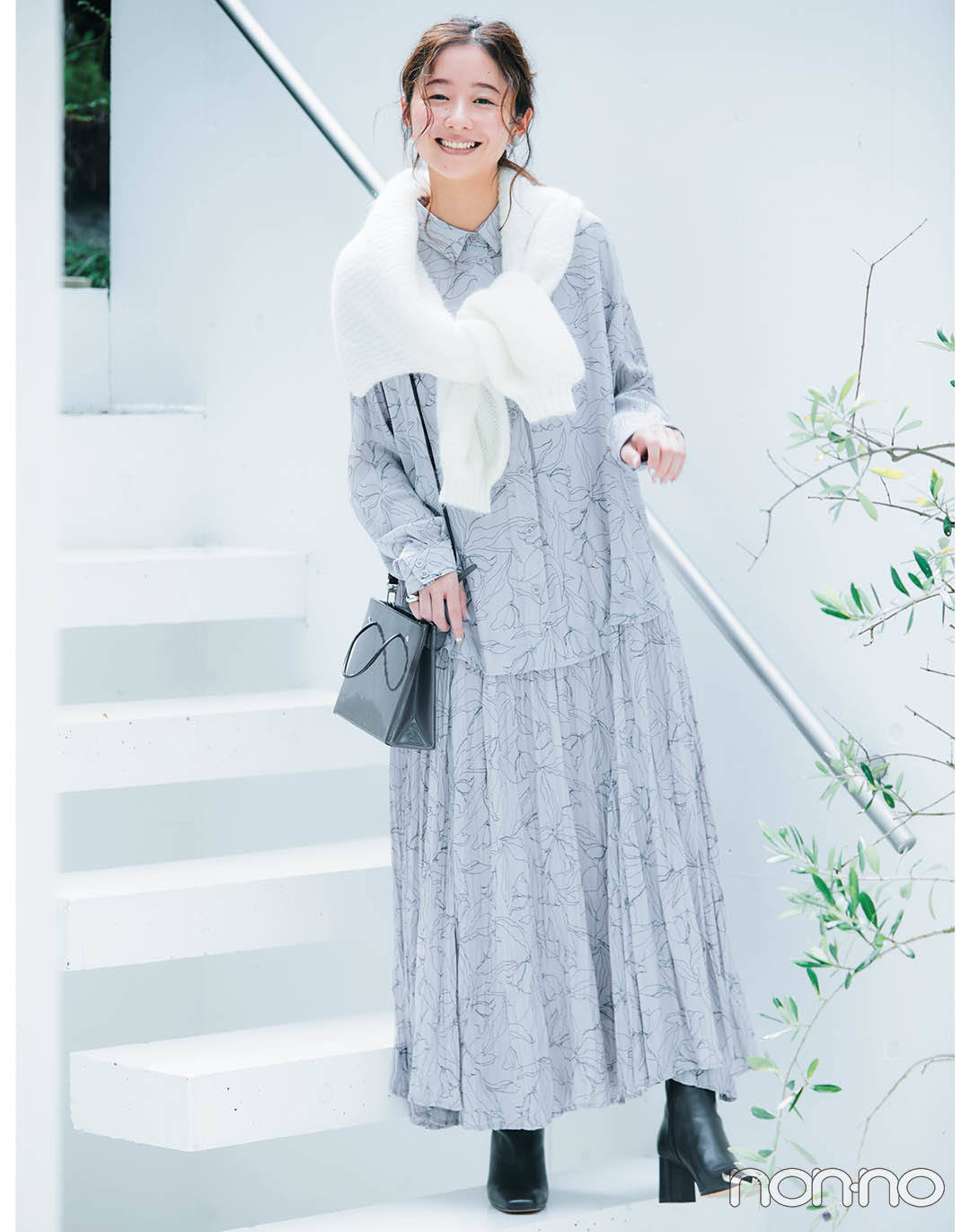 西野七瀬&堀田真由が挑戦! 定番の花柄はドローイングフラワーを選んでフェミニンに♡【冬の透明感ガール④】_1_4