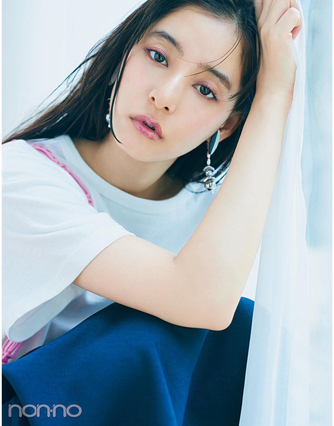 新木優子の大人フェミニンのアクセ&ツヤリップコーデ3