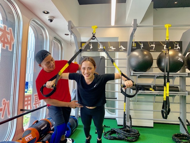 トレーナーRYOさんとHARUNAさん。効果的な正しいフォームを、丁寧に教えて頂けます!