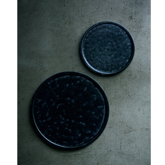 11/6まで個展開催中の唐津の作家、矢野直人「黒 釉皿」(φ16×H0.8㎝)¥4,400、(φ23×H0.8㎝)¥ 7,700