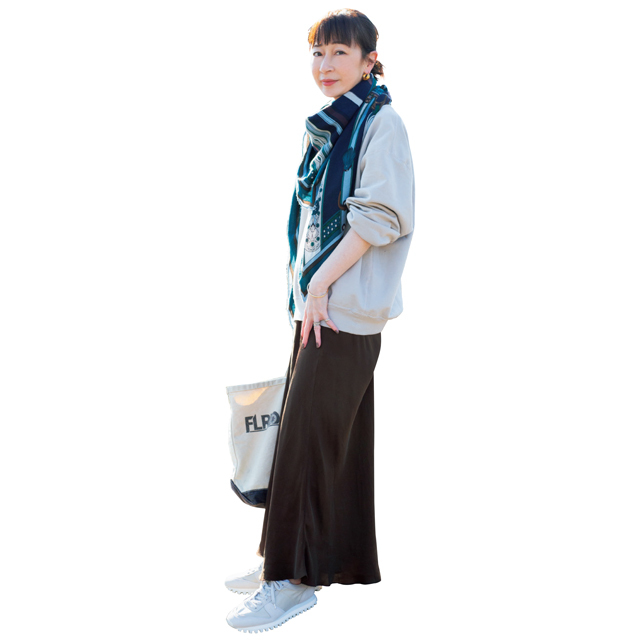 意外とむずかしい茶系コーデの足もとにもすんなり