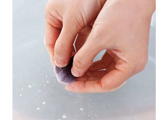 化繊ブラシの正しい洗い方 Step 2. 中を洗う