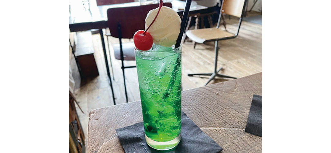 紺野彩夏は喫茶店やカフェで飲むクリームソーダが大好き