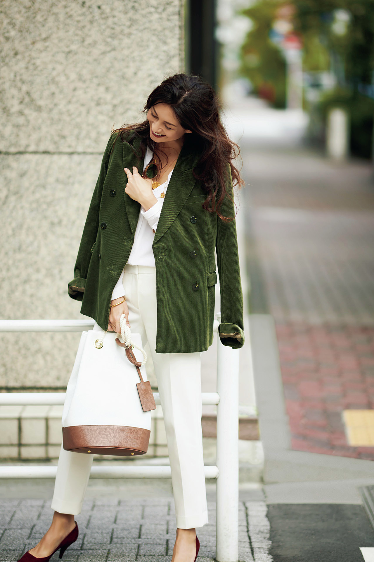 カジュアルを格上げする リュクスな白 パワー 五選 Web Eclat 50代女性のためのファッション ビューティ ライフスタイル最新情報