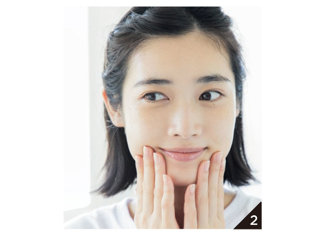 手のひらを使って、肌を包み込むようにして下地をフィックスさせていって