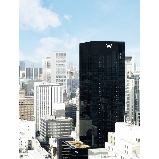 大阪市のメインストリート御堂筋に面して立つ27階建て