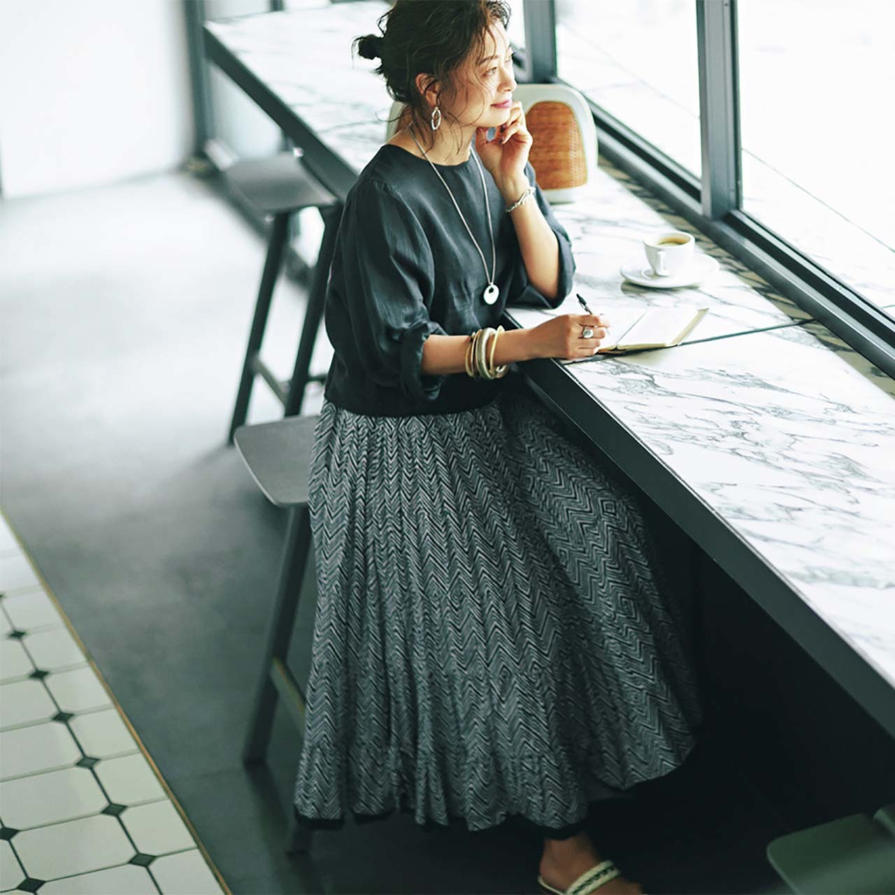 ブラウス×プリントマキシスカートコーデの三尋木奈保さん