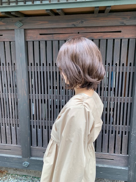 外で光が当たっていますが、実際はもう少し落ち着いた色味です♡