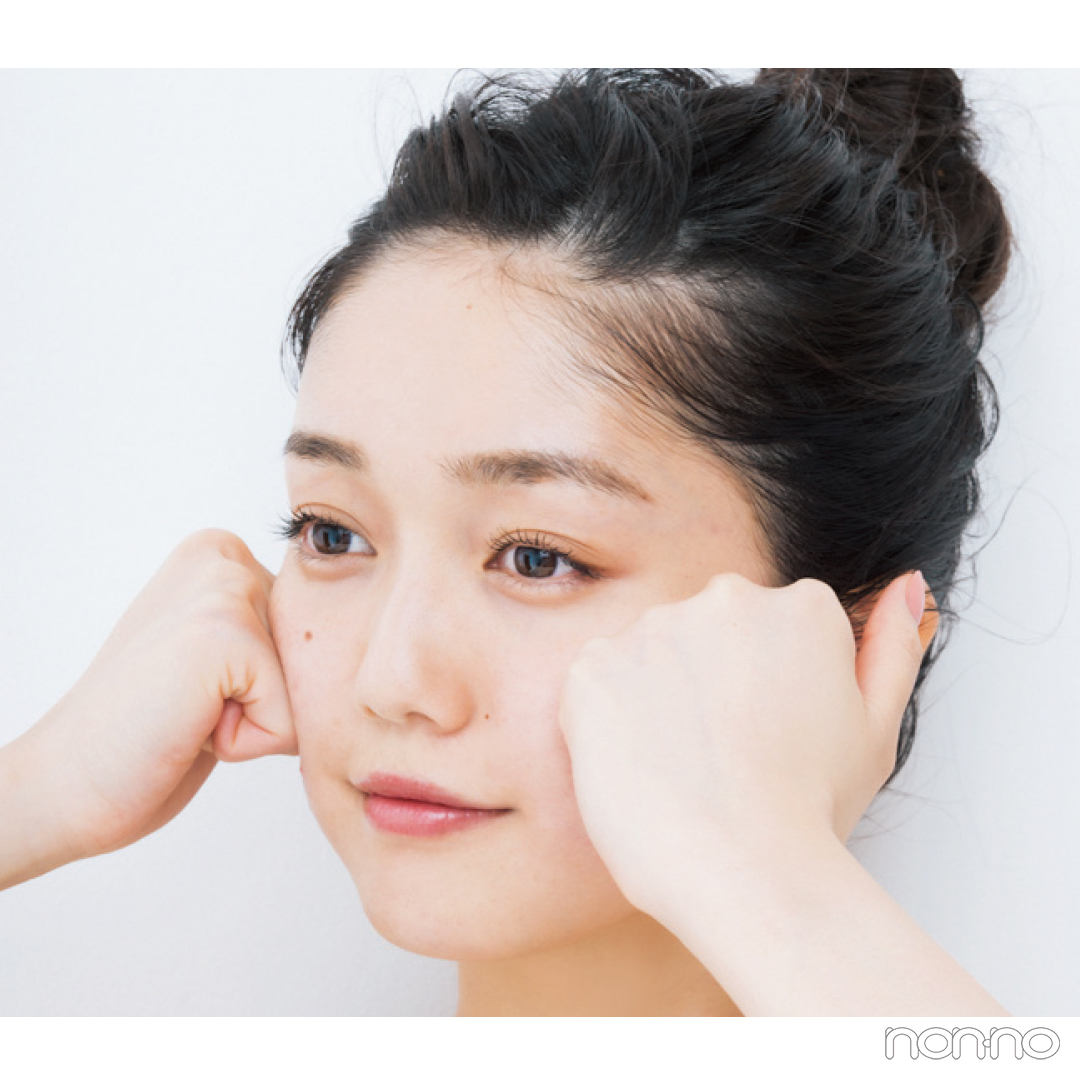 小顔マッサージq A 顔の左右差をどうにかしたい ほか７つの神回答 可愛いの基本ビューティ Non No Web ファッション 美容 モデル情報を毎日お届け