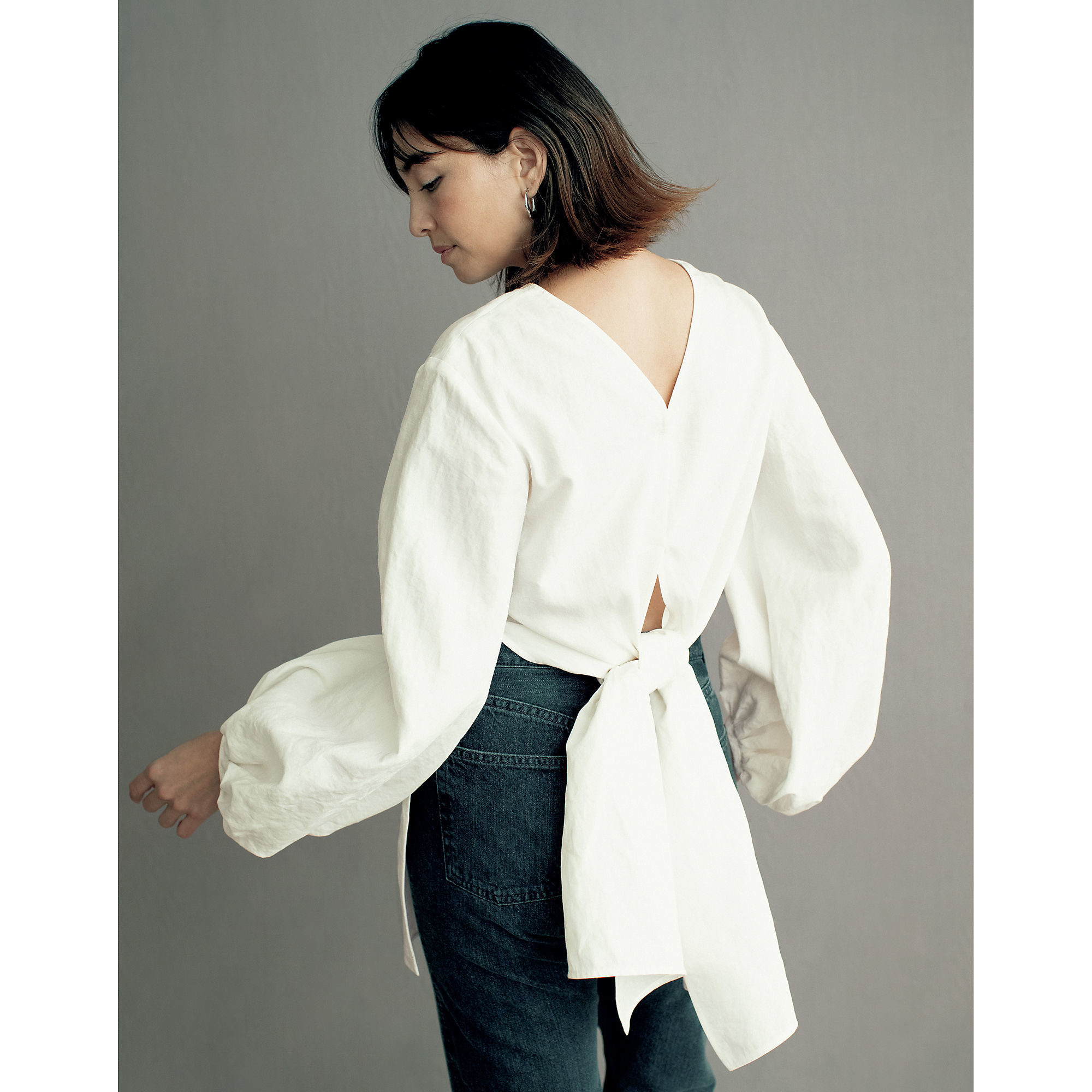 スタイリスト村山佳世子ベーシック「Lâchement」のバックスリット入りリネンブラウス_1_2