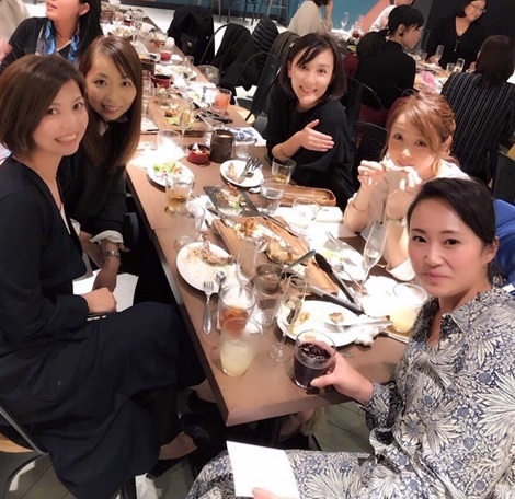 気取る必要はない、ワイワイした居酒屋的なノリが落ち着きます(チキン食べている人がわたし(^^;))