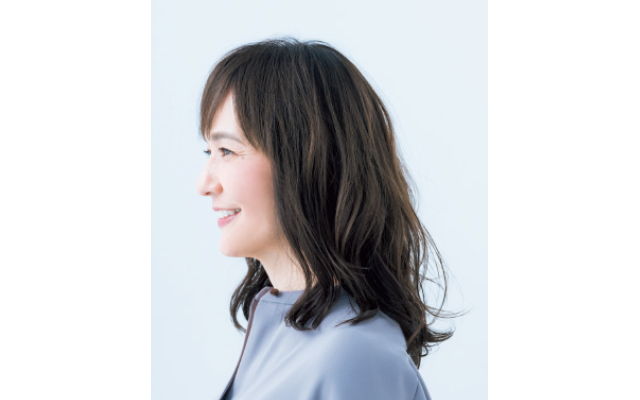 短め前髪のフロントふんわり印象ヘアのサイド